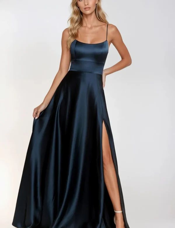 Vestido corte A en satén con corset abierto y abertura lateral